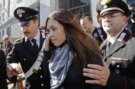 Tanečnice Karima odchází od soudu. Měl s ní Berlusconi poměr jako s nezletilou?