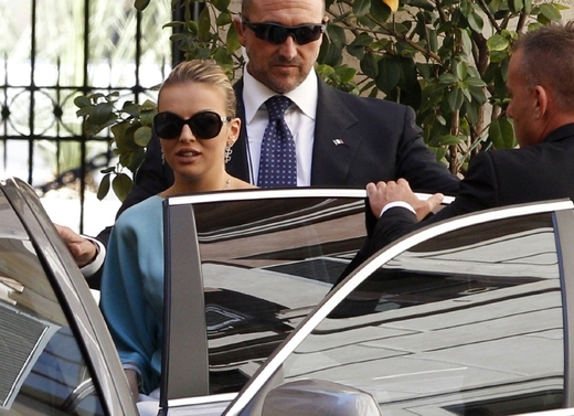 Pascaleová opouští Berlusconiho milánskou vilu.