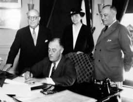 Social Security Administration byla zřízena na základě Social Security Act podepsaného prezidentem Rooseveltem v roce 1935.