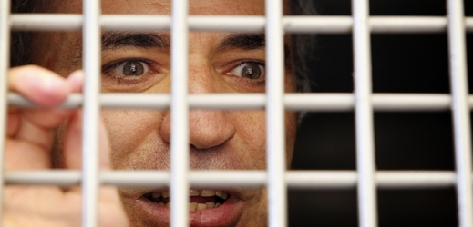 Kasparov v policejním antonu po zadržení na jedné z opozičních demonstrací.