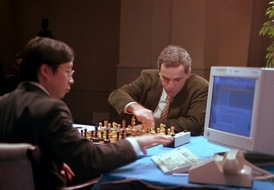 Kasparov hraje roku 1996 šachy s počítačem Deep Blue.