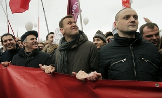 Kasparov (druhý zleva) na jedné z protiputinovských demosntrací v únoru 2010. Vpravo od něj Navalnyj a Udalcov.
