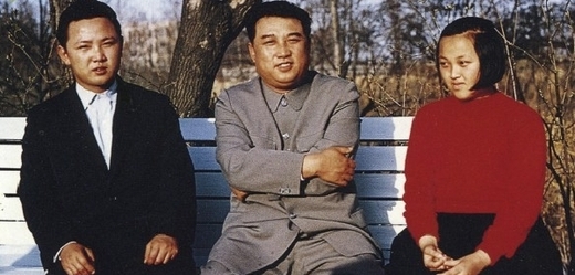 Zmizelá teta Ko Jong-suk. Vlevo Kim Čong-il a uprostřed Kim Ir-sen, její taťka.