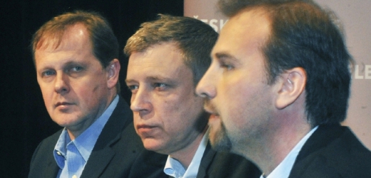 Ředitel ČT Petr Dvořák, ředitel zpravodajství Zdeněk Šámal a šéfredaktor zpravodajství Petr Mrzena (zleva).