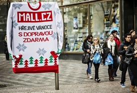 Řada e-shopů nabízí poštovné zdarma i v průběhu roku, příkladem může být mall.cz, který poštovné neúčtuje u objednávek nad 1000 korun (ilustrační foto).