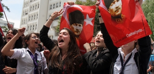 Turecké studentky protestují s plakáty Atatürka proti plíživé islamizaci země.