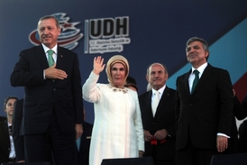 Premiér Erdogan (vlevo) se svou manželkou při otevření tunelu pod Bosporem.