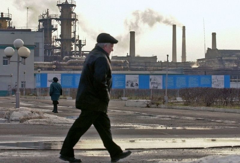 Rusko má v žebříčku "nejšpinavějších států" dokonce dvě místa. Na snímku vidíme muže, který míří do práce ve městě Dzeržinsk. Místu vládne chemický průmysl a před dvěma lety se dokonce zapsalo do Guinessovy knihy rekordů jako nejvíce chemicky znečištěné město na světě. Muži se tu průměrně dožívají 42 a ženy 47 let.
