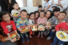 Děti s jídlem zdobeným jako různá zvířátka a pohádkové bytosti.