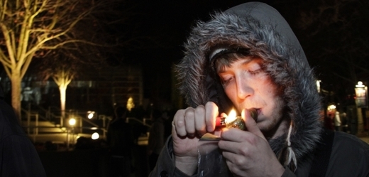 Když stát může vydělávat na nebezpečném alkoholu a tabáku, proč by nemohl vydělávat na marihuaně?