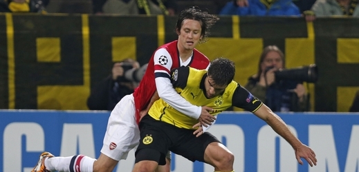 Záložník Arsenalu Tomáš Rosický (vlevo) prožil vítězný návrat do Dortmundu.
