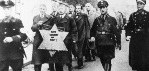 V Baden-Badenu vedou SA židy do synagogy, kde museli předčítat z Mein Kampfu od Adolfa Hitlera.