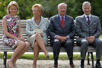 Chudý penzista na lavičce. Albert II. (druhý zprava) s manželkou, synem a novým králem Filipem. Vlevo sedí nová královna.