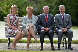 Chudý penzista na lavičce. Albert II. (druhý zprava) s manželkou, synem a novým králem Filipem. Vlevo sedí nová královna.