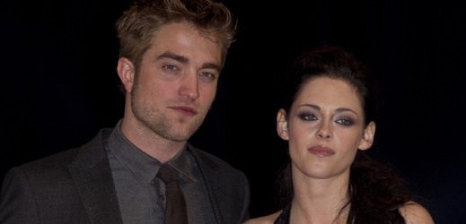 Pattinson ví, že pro něj Stewartová možná není ideální, je jí ale prý úplně posedlý.