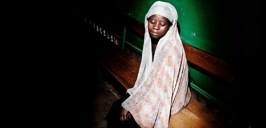 Znásilněná žena v Kongu v péči humanitárních pracovníků.