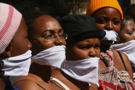 Musíme mlčet. Jihoafrické ženy demonstrují během procesu, při němž prezident Zuma čelil obvinění ze znásilnění své známé.