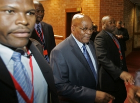 Prezident Jacob Zuma (uprostřed) hlásá, že muž se nenakazí AIDS, když se po sexu osprchuje.