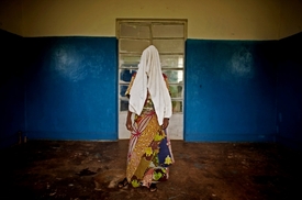Žena hromadně znásilněná v Kongu vypovídá. Bojí se o prozrazení své identity.