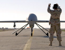 Americký dron se připravuje ke startu.