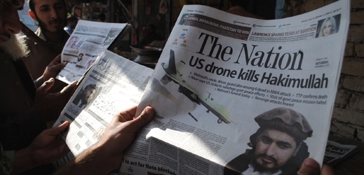 Pákistánci si čtou o zabití Hakimulláha americkým dronem.
