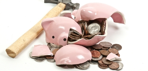 Mnoho lidí si bude muset sáhnout na úspory (ilustrační foto).