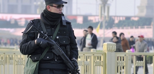 Zvýšená bezpečnostní opatření po pumovém útoku na pekingském náměstí Nebeského klidu.
