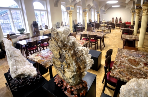 Součástí Mineralie je i kavárna se stylovým nábytkem ze zkamenělého dřeva.