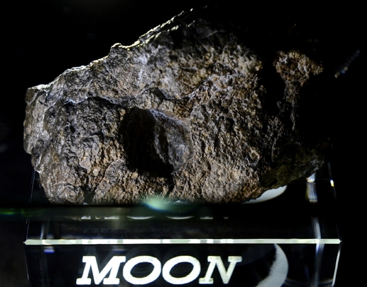 Pravděpodobně největším tahákem je vystavení měsíčního meteoritu v hodnotě nad 10 milionů korun. Meteorit byl nalezen v oblasti Sahary.