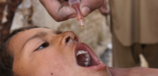 Očkovací látka proti dětské obrně na lžičce.