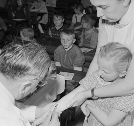 Očkování dětí proti dětské obrně v Československu roku 1957.