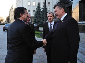 Ukrajinský prezident Janukovič  (vpravo) s šéfem EK Barrosem a prezidentem EU van Rompuyem.
