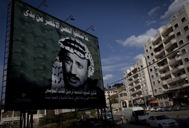 Oživlá diskuse kolem smrti Arafata. Palestinský vůdce na obřím plakátu v Ramalláhu.
