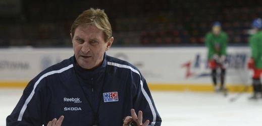 Trenér Alois Hadamczik na ledě při tréninku.