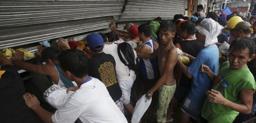 Provincie Leyte. Lidé se snaží dostat do obchodu s potravinami.