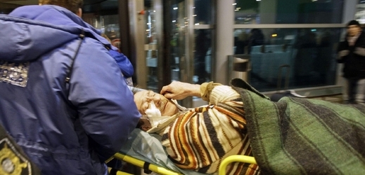 Jeden ze zhruba dvou set zraněných při bombovém útoku na moskevském letišti.