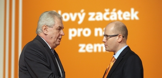 Prezident České republiky Miloš Zeman (vlevo) s předsedou ČSSD Bohuslavem Sobotkou.