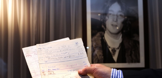 Školní poznámky, které obdržel John Lennon, by se mohly vydražit až za tři tisíce liber.
