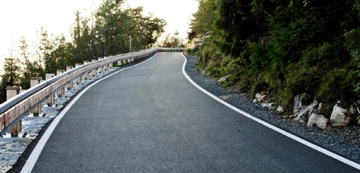 Křivolaké silnice první třídy jsou často příčinou smrtelných nehod (ilustrační foto).