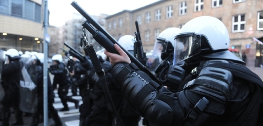Gumové projektily proti útočníkům na ruské velvyslanectví ve Varšavě.