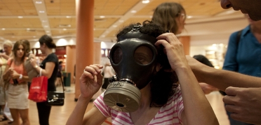 Izraelská dívka si zkouší plynovou masku v jednom z distribučních center (červenec 2012).