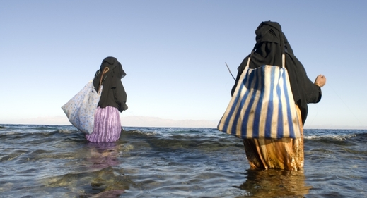 Egyptské rybářky v Rudém moři. Trochu nepraktické odění.
