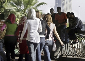 Mladé egyptské ženy na promenádě podél Nilu v Káhiře. Běžné jsou sexuální obtěžování a útoky.