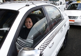 Taxikářka v Káhiře - řídký úkaz.