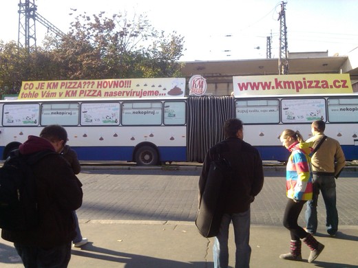 Reklamní autobus na Smíchovském nádraží.