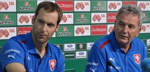 Trenér Josef Pešice (vpravo) s gólmanem Petrem Čechem.