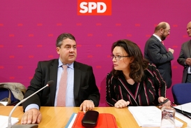 Šéf SPD Gabriel a generální tajemnice strany Nahlesová.