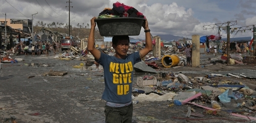 Lidé, kteří řádění tajfunu přežili, si stěžují na nedostatek humanitární pomoci.