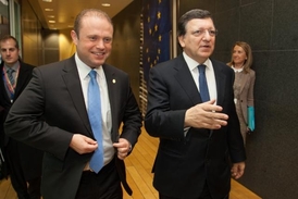 Maltský premiér Muscat (vlevo) s šéfem EK Barrosem v Bruselu. 
