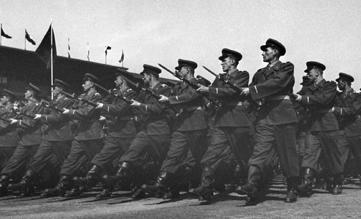 Pohraničníci pochodují roku 1952 na strahovském stadionu.